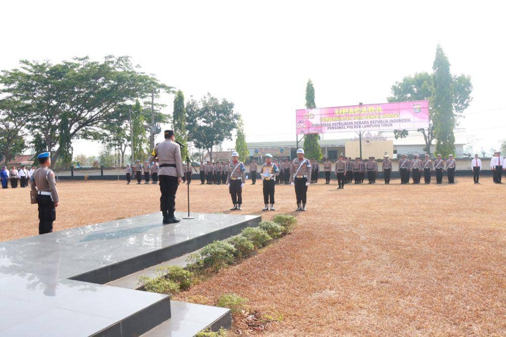 Upacara PTDH Bripka Riki Agus Muzakir dipimpin langsung Kapolres AKBP M Rizal Muchtar di halaman Mapolres Lampung Timur secara In Absentia, Senin (23/10/23). (Dok. Polres Lamtim).