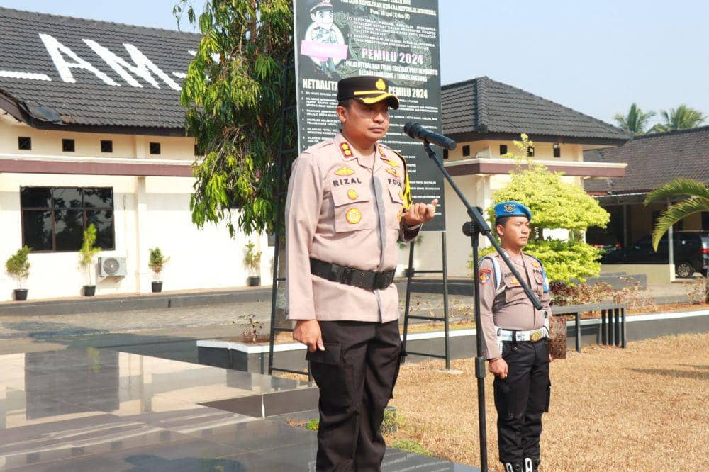 Upacara PTDH Bripka Riki Agus Muzakir dipimpin langsung Kapolres AKBP M Rizal Muchtar di halaman Mapolres Lampung Timur secara In Absentia, Senin (23/10/23). (Dok. Polres Lamtim).