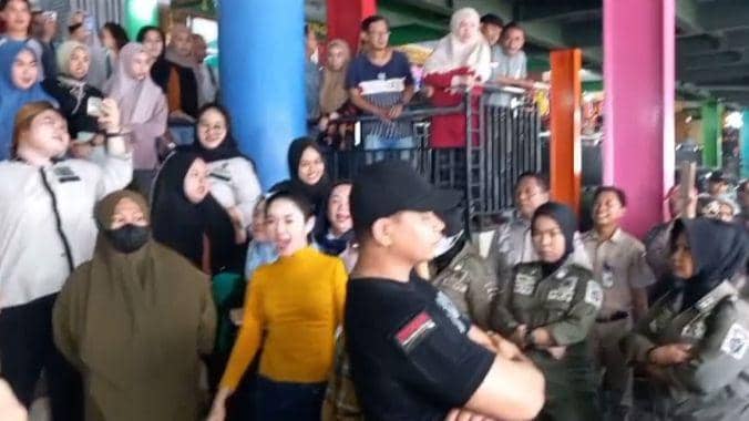 Pedagang Pasar Butung di Makassar ribut saat sosialisasi kepengelolaan, Selasa (24/10/2023). Dok. IDN Times/Istimewa
