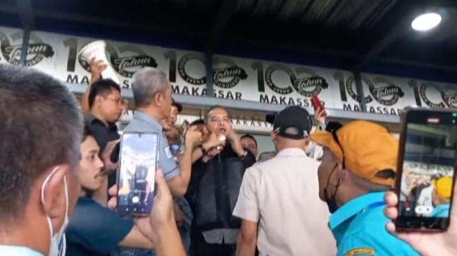 Pedagang Pasar Butung di Makassar ribut saat sosialisasi kepengelolaan, Selasa (24/10/2023). Dok. IDN Times/Istimewa
