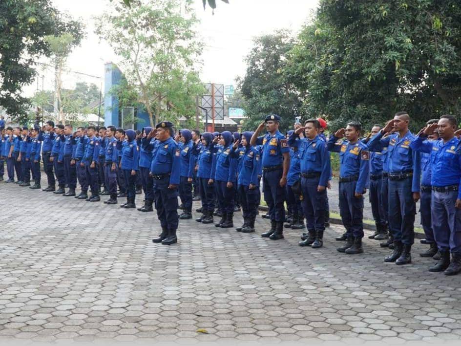 Personil petugas pemadam kebakaran Dinas Damkarmat Lotim (dok. Ruhaili)