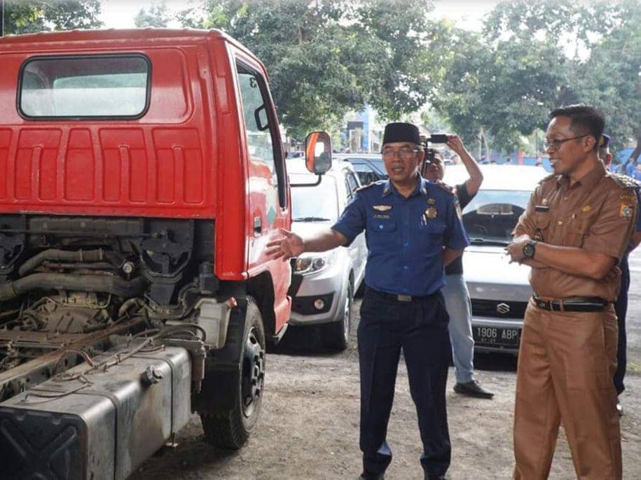 Pj. Bupati Lotim saat melakukan sidak kendaraan pemadam kebakaran (dok. Ruhaili)
