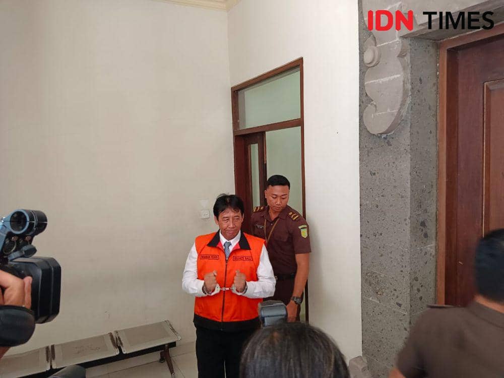 Rektor Universitas Udayana (Unud), Prof Dr I Nyoman Gede Antara, menjalani sidang perdana dengan agenda dakwaan, pada Selasa (24/10/2023). (IDN Times/Ayu Afria)