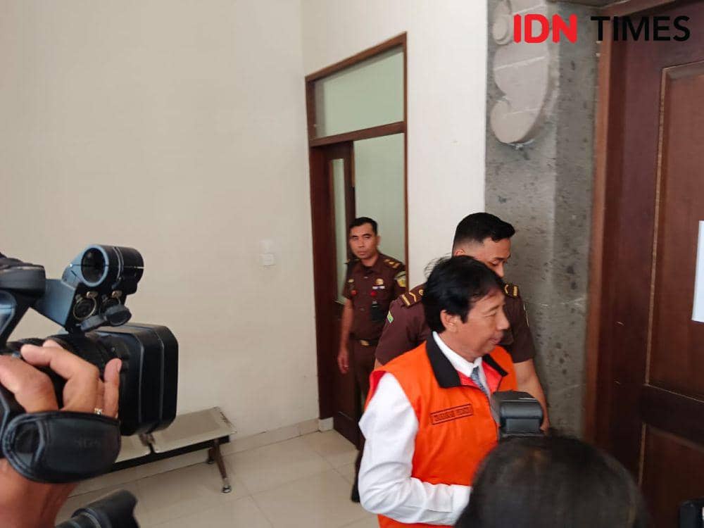 Rektor Universitas Udayana (Unud), Prof Dr I Nyoman Gede Antara, menjalani sidang perdana dengan agenda dakwaan, pada Selasa (24/10/2023). (IDN Times/Ayu Afria)