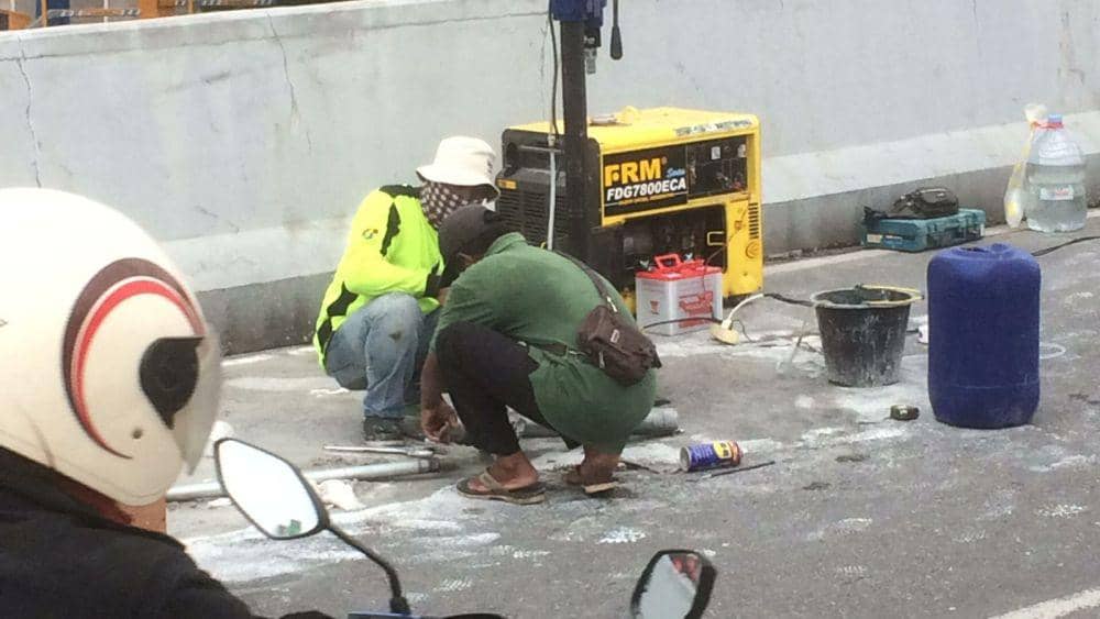 Bersama tim ahli, KPK melakukan pengeboran di aspal flyover (IDN Times/ Fanny Rizano)