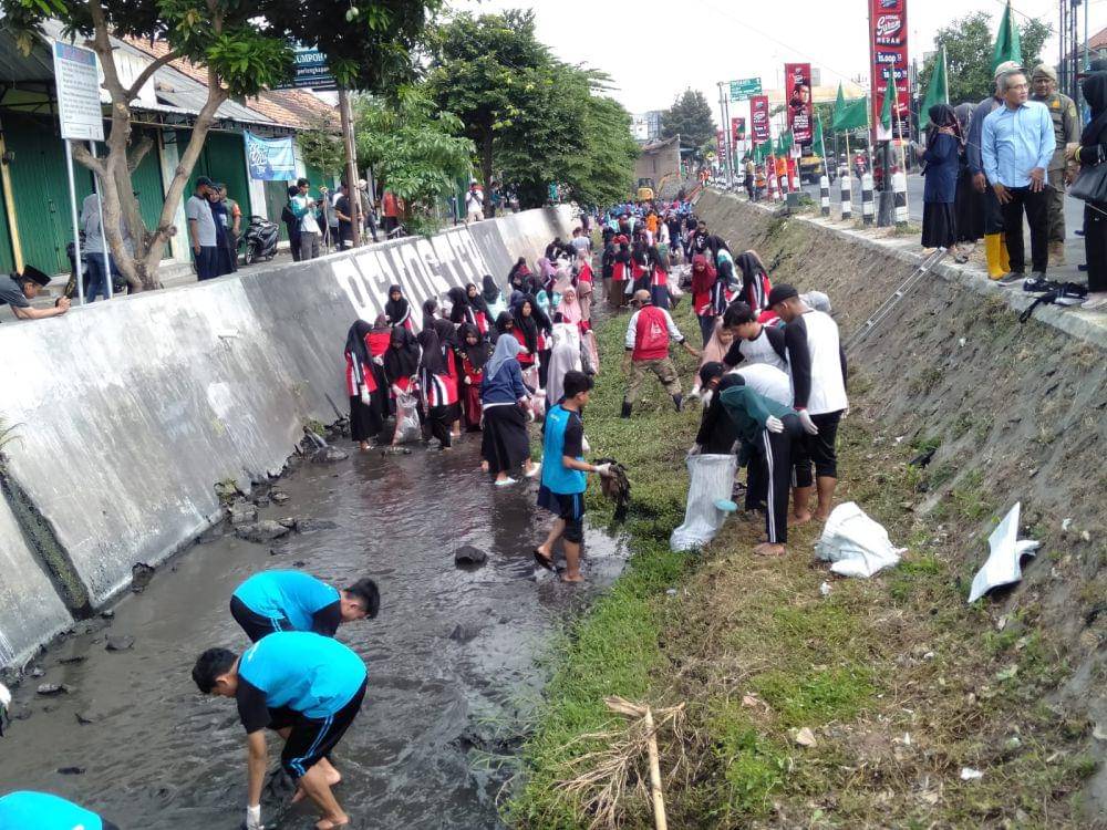Kegiatan bersih sampa di sungai.(IDN Times/Daruwaskita)