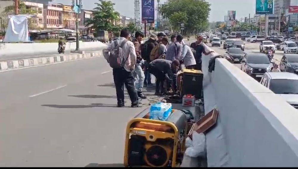 Tim KPK bersama ahli fisik bangunan saat melakukan pemeriksaan di flyover Simpang Jalan Sukarno-Hatta dan Tuanku Tambusai (IDN Times/ Fanny Rizano)