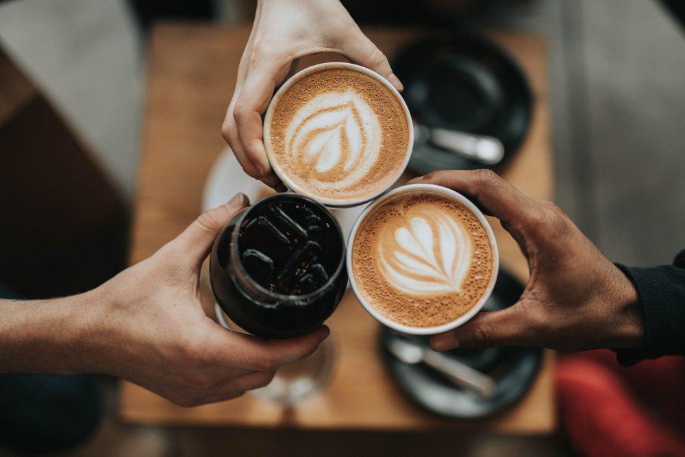 8 Tips Minum Kopi agar Gigi Tidak Kuning