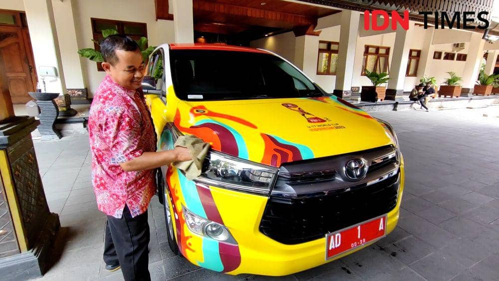 Mobil dinas Gibran bernuansa Piala Dunia U-17. (IDN Times/Larasati Rey)