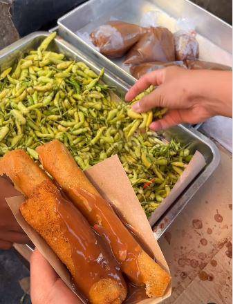 Lumpia viral Jalan Pecindilan Surabaya. Instagram/sinyokuliner