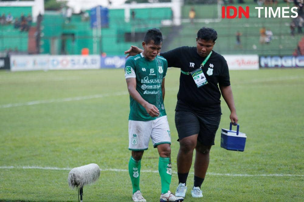 Striker PSMS Nico Malau menangis usai PSMS gagal menang dari Sriwijaya FC di Stadion Teladan, Senin (23/10/2023) (IDN Times/Doni Hermawan)