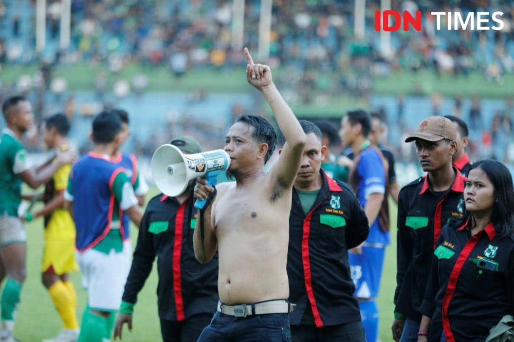 Ketua SMeCK Hooligan, Lawren Simorangkir meluapkan kekecewaan usai PSMS ditahan imbang Sriwijaya di Stadion Teladan, Senin (23/10/2023) (IDN Times/Doni Hermawan)