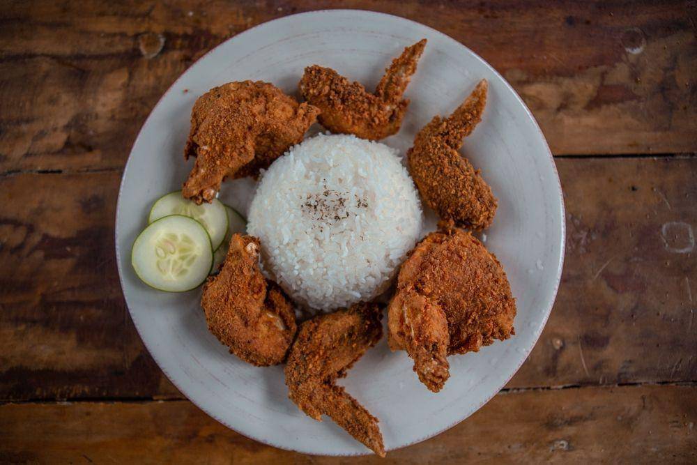 ilustrasi nasi dan ayam krispi (pexels.com/james ampong quilario)