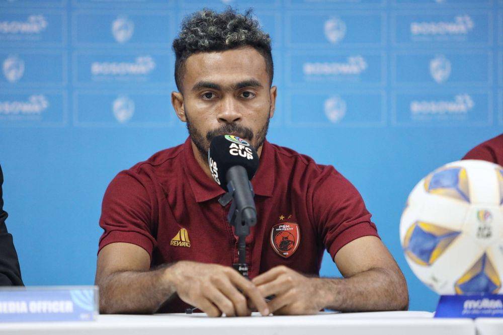 Winger PSM Makassar, Yance Sayuri, berbicara dalam sesi jumpa pers pra-pertandingan matchday ketiga Grup H AFC Cup 2023-24 kontra Hougang United pada Selasa 24 Oktober 2023. (Dok. Ofisial PSM Makassar/Agung Dewantara)