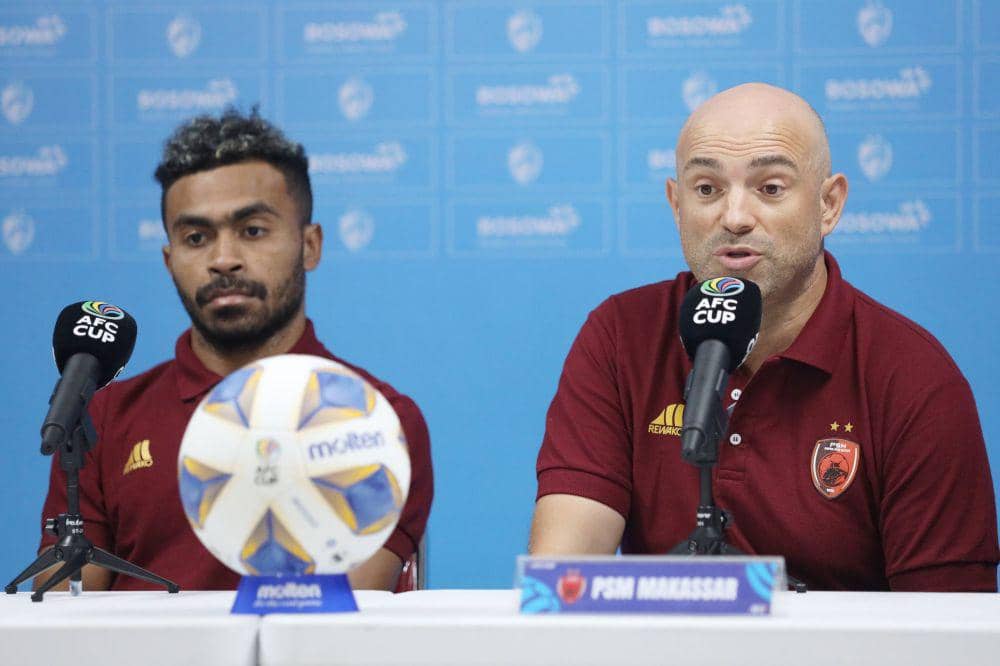 Winger PSM Makassar Yance Sayuri (kiri) dan pelatih kepala Bernardo Tavares (kanan) dalam sesi jumpa pers pra-pertandingan matchday ketiga Grup H AFC Cup 2023-24 kontra Hougang United pada Selasa 24 Oktober 2023. (Dok. Ofisial PSM Makassar/Agung Dewantara)