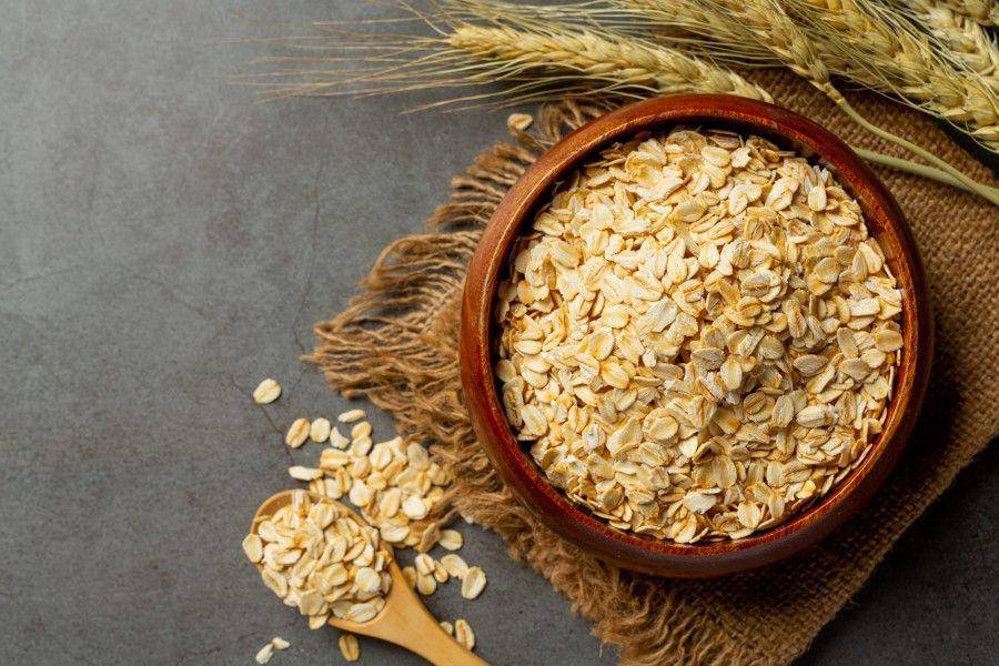 ilustrasi oatmeal (freepik.com/Jcomp)
