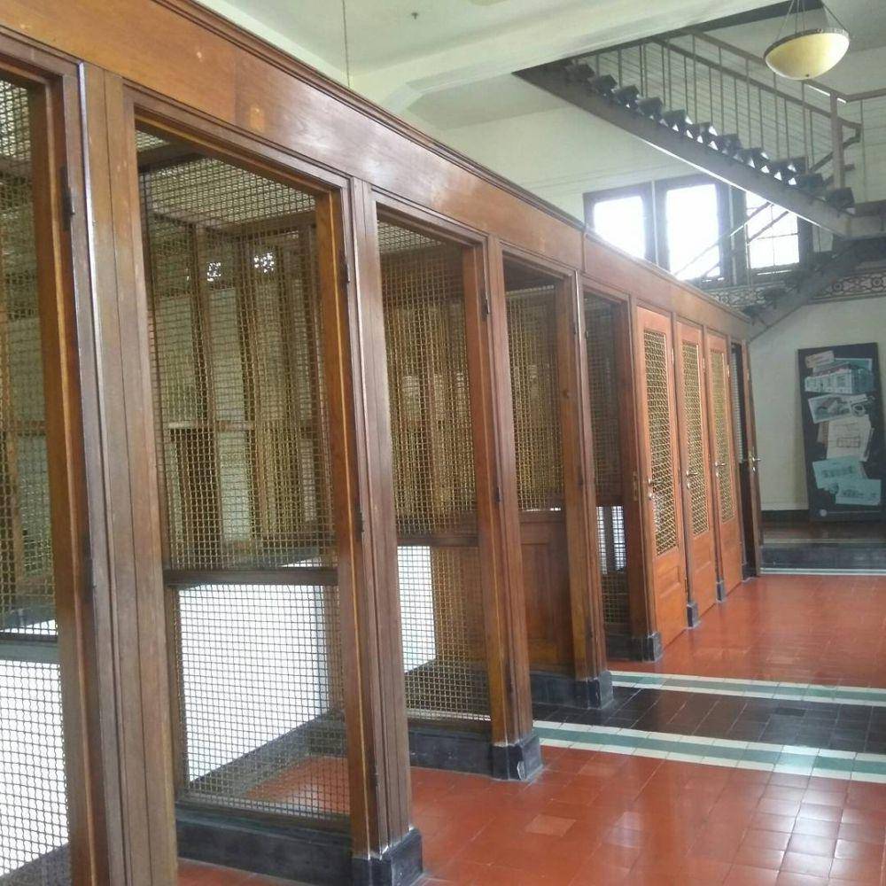 Loket yang digunakan teller di De Javasche Bank Surabaya. Instagram/de_javaschebank_surabaya
