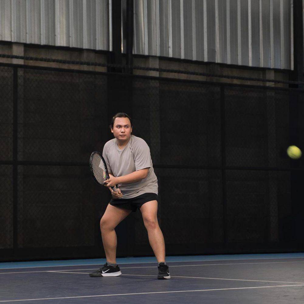 potret Keanu main tenis (instagram.com/keanuagl)