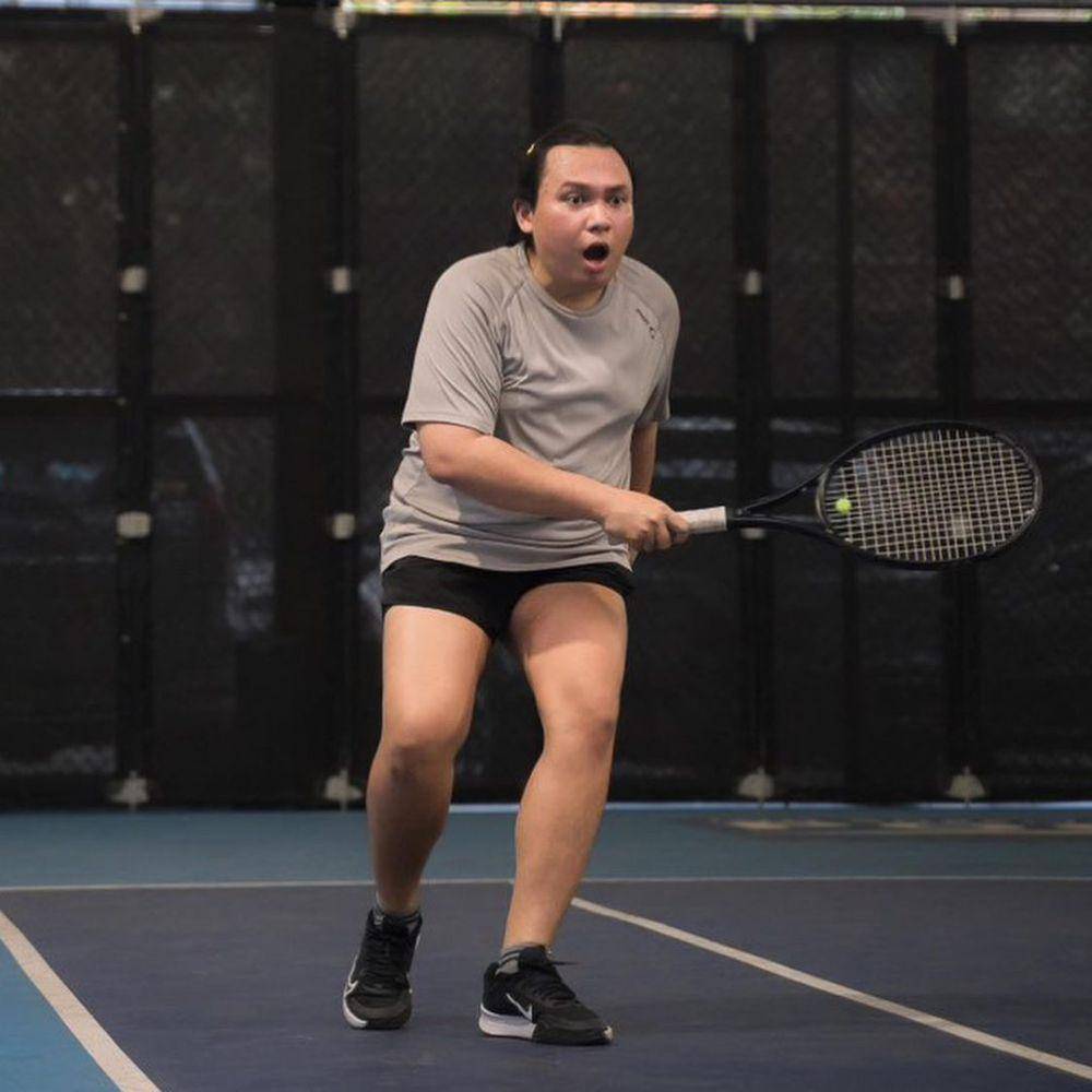potret Keanu main tenis (instagram.com/keanuagl)