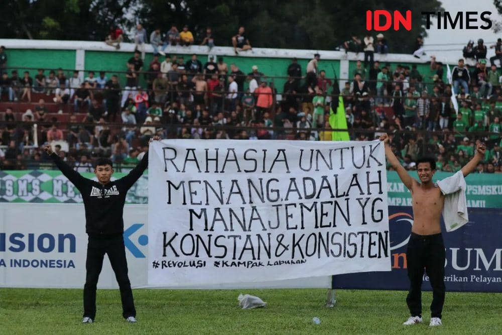 Kekecewaan dari suporter KAMPAK FC usai PSMS ditahan Sriwijaya FC di Stadion Teladan, Senin (23/10/2023) (IDN Times/Arifin Al Alamudi)