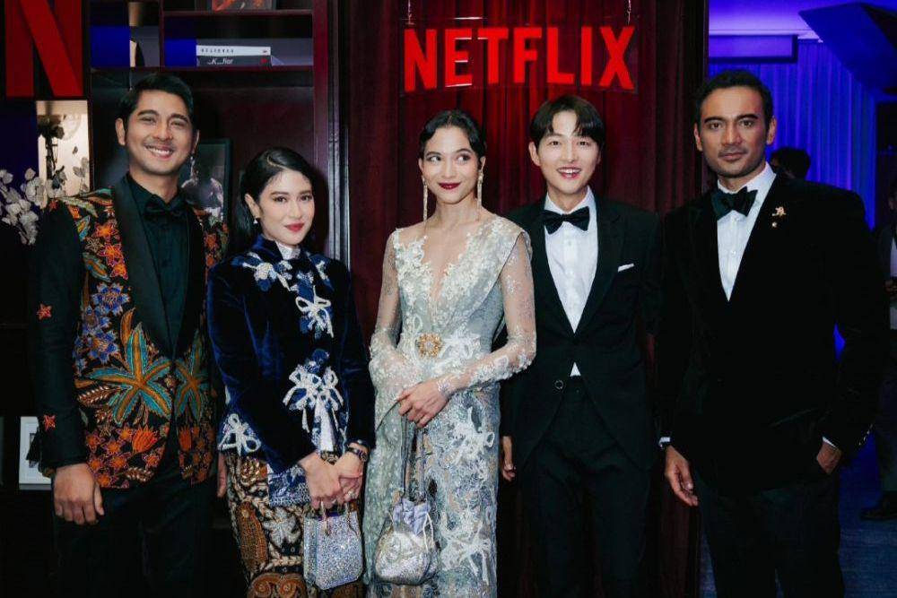 potret Dian Sastro bersama Arya Saloka, Putri Marino, Song Joong Ki, dan Ario Bayu (tiktok.com/therealdisastr)