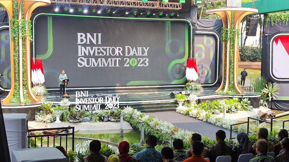 Presiden Joko Widodo dalam BNI INVESTOR DAILY SUMMIT 2023. (IDN Times/Triyan)