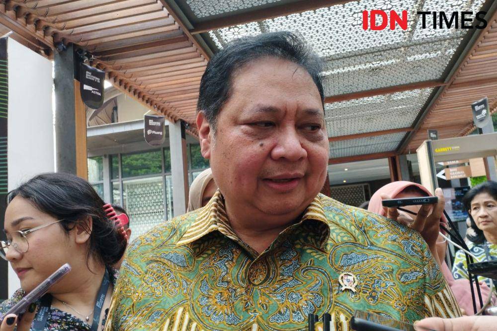 Menteri Koordinator Perekonomian Airlangga Hartarto saat ditemui dalam acara BNI Investor Daily Summit 2023 di Hutan Kota by Plataran, Jakarta, Selasa (24/10/2023). (IDN Times/Trio Hamdani)