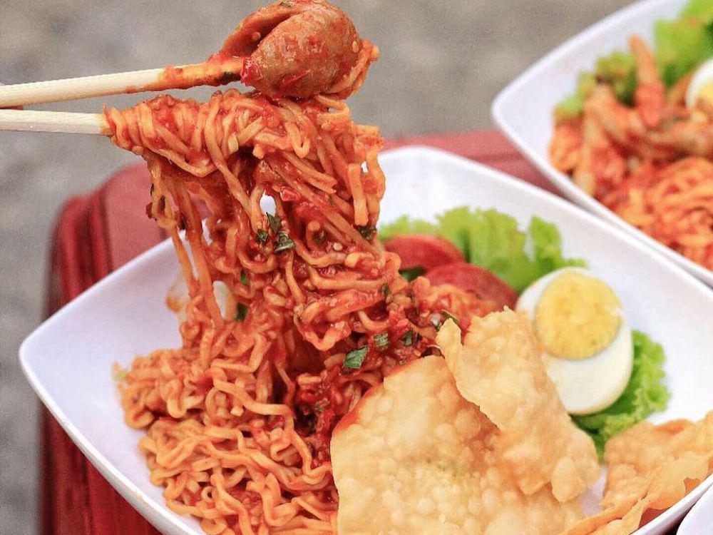 5 Tempat Makan Mie Pedas di Bandung, Nikmatnya Membakar Lidah!