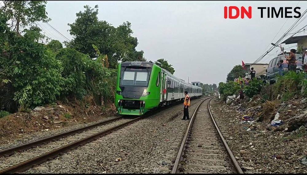 Pohon Tumbang, Kereta Api Feeder Whoosh Tertahan Hampir Satu Jam