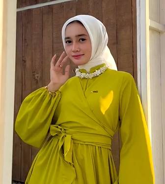 warna hijab yang cocok untuk baju kuning lemon (instagram.com/_nbillaa)