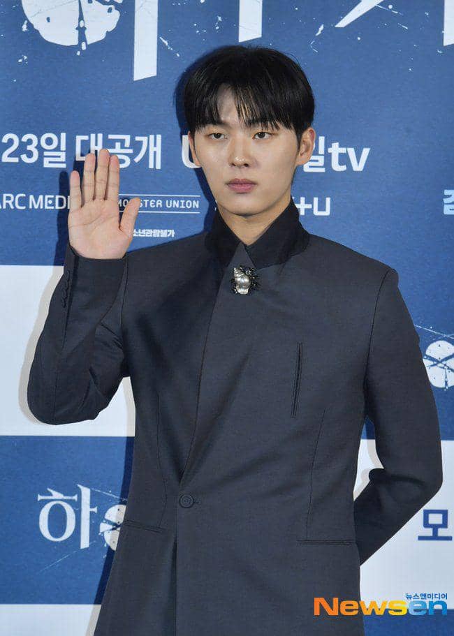 potret Choi Hyun Wook di preskon drakor High Cookie (dok. Newsen)