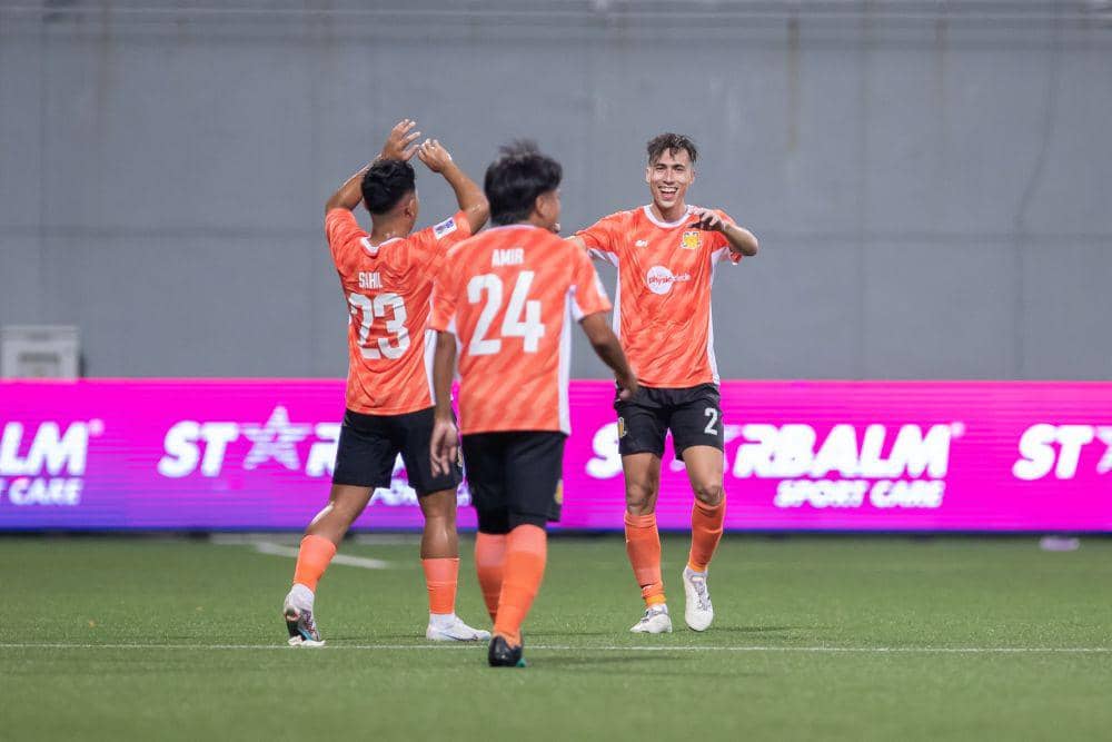 Para pemain Hougang United merayakan gol ke gawang Hai Phong FC selepas pertandingan matchday kedua Grup H AFC Cup 2023-24 yang berlangsung di Jalan Besar Stadium, Singapure, 6 Oktober 2023. (Asian Football Confederation (AFC))