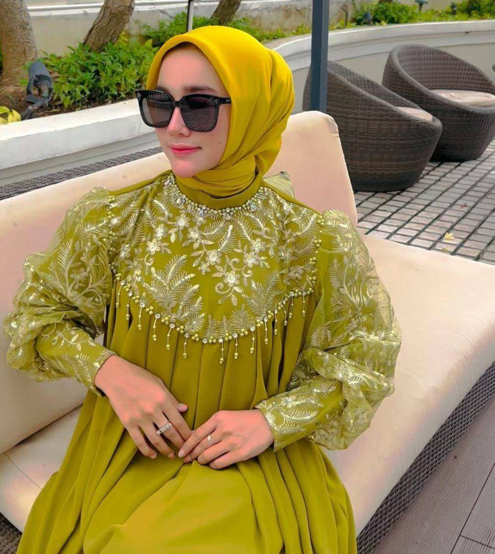 warna hijab yang cocok untuk baju kuning lemon (instagram.com/_nbillaa)