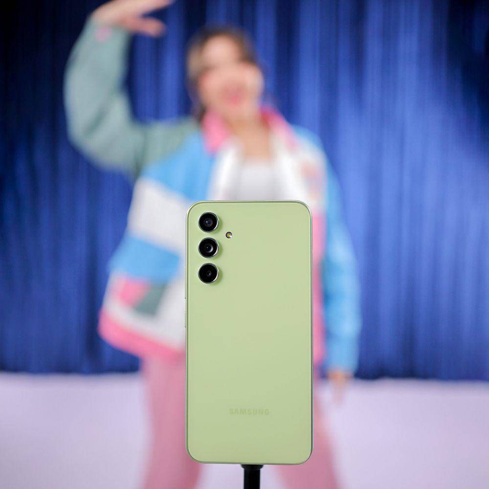 Samsung Galaxy A54 sedang dipakai untuk membuat video seorang influencer. (instagram.com/samsungindonesia)