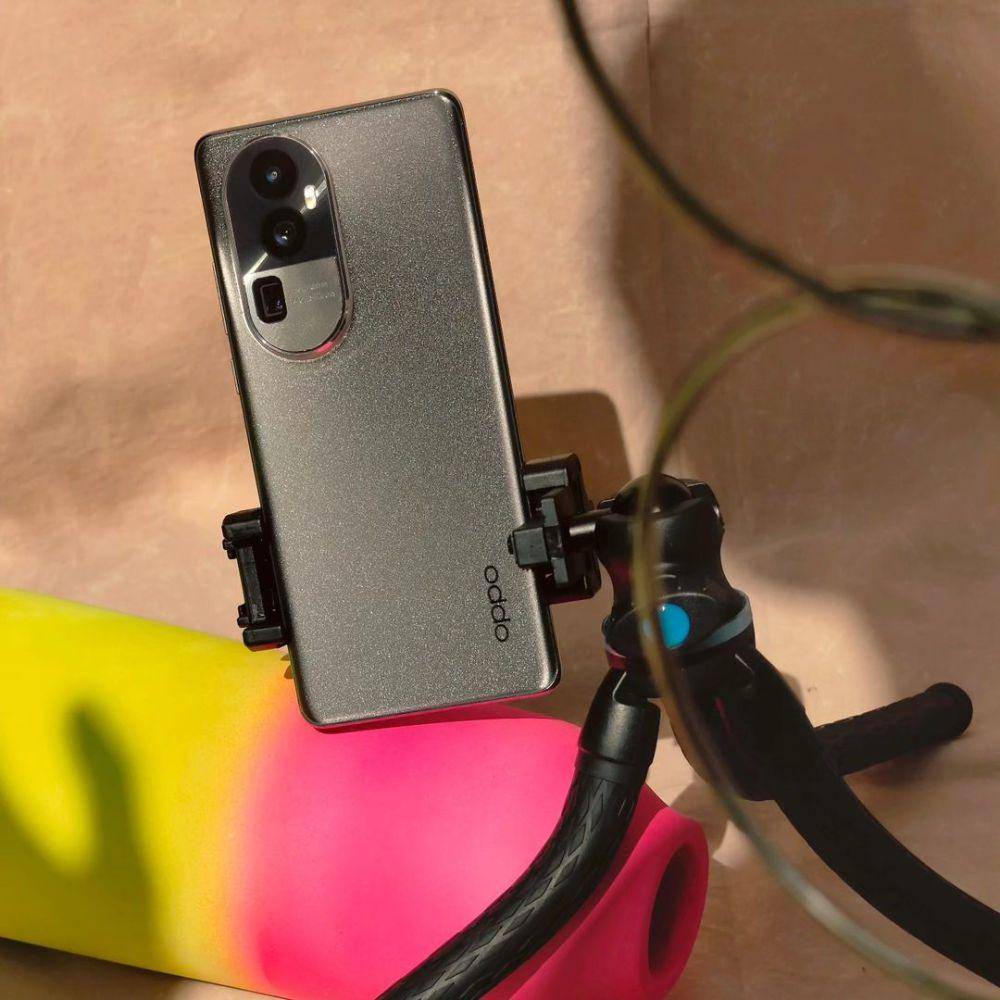 tampilan Oppo Reno 10 5G dengan sebuah tripod (instagram.com/oppoindonesia)