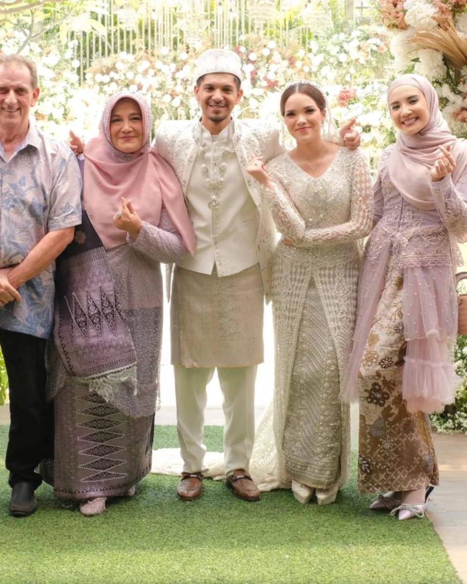 makeup dan busana pernikahan ipar shireen sungkar (instagram.com/fenny.bauty)