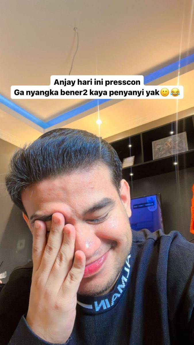 potret Fadil Jaidi konferensi pers lagu baru (instagram.com/fadiljaidi)