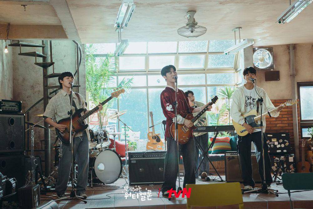 Still cut drama Twinkling Watermelon (instagram.com/tvn_drama)