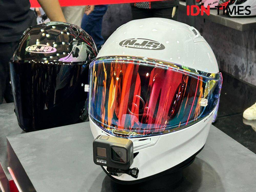 NJS Rilis dua model helm baru di IMOS+ (IDN Times/Fadhliansyah)