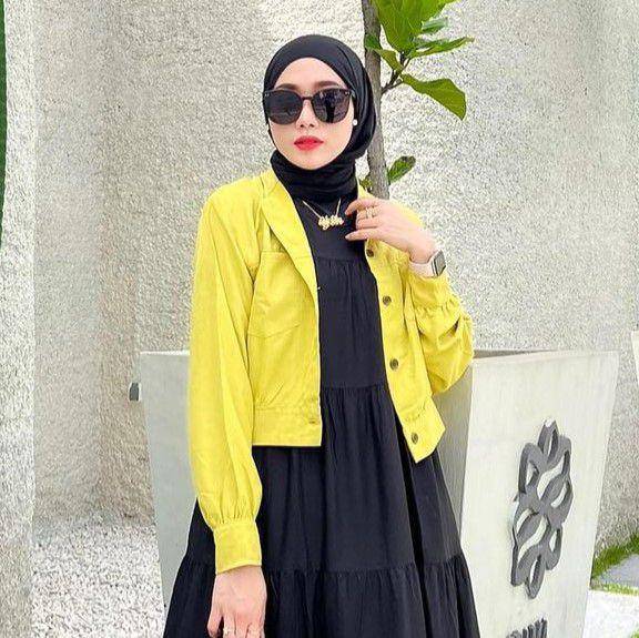 warna hijab yang cocok untuk baju kuning lemon (instagram.com/yollaanggitaaa)