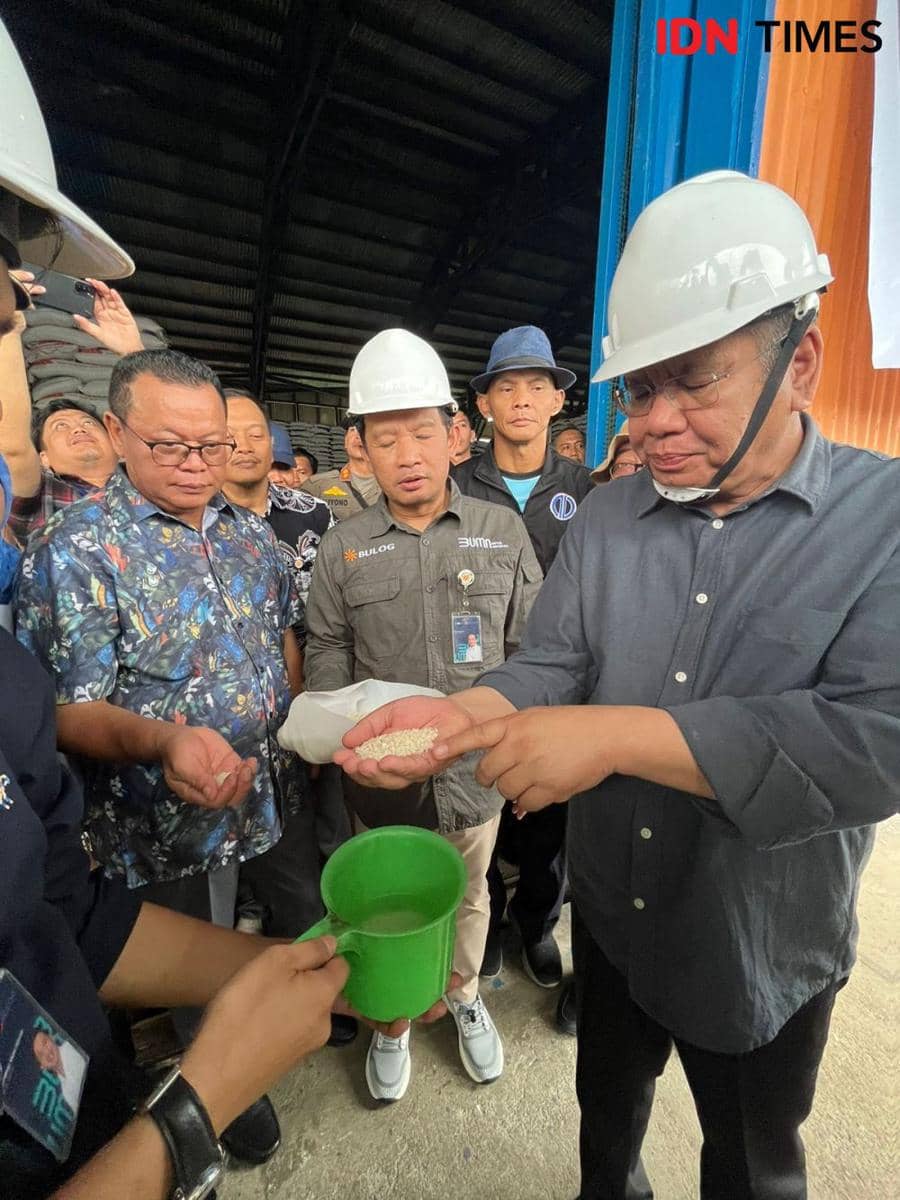 Pj Gubernur Kalbar, Harisson pastikan tak ada beras plastik. (IDN Times/Istimewa).