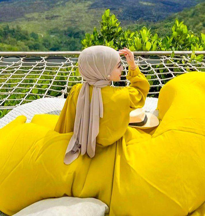warna hijab yang cocok untuk baju kuning lemon (instagram.com/yollaanggitaaa)