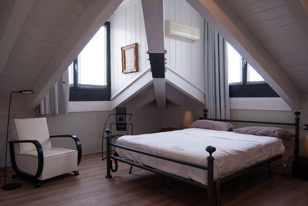 ilustrasi kamar bernuansa putih yang unik (unsplash.com/Antonio Caverzan)