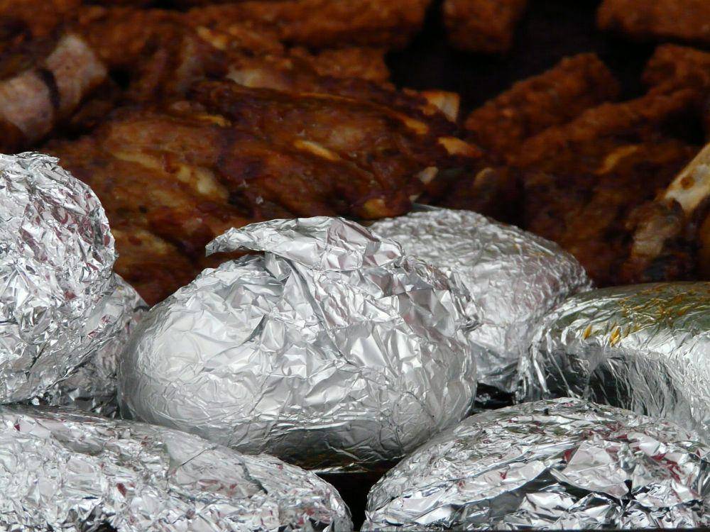 makanan dengan bungkus alumunium foil (pixabay.com/Hans)