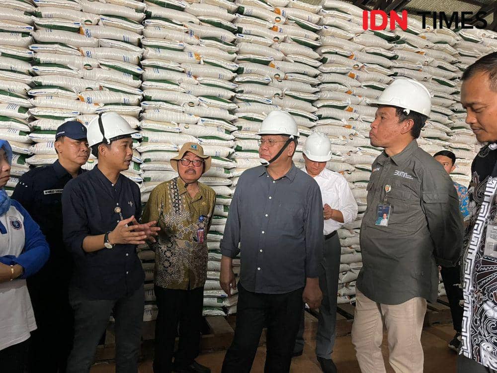 Pemimpin Wilayah Perum Bulog Kanwil Kalbar, Dedi Aprilyadi mendampingi Pj Gubernur Kalbar, Harisson mengecek beras. (IDN Times/Istimewa).