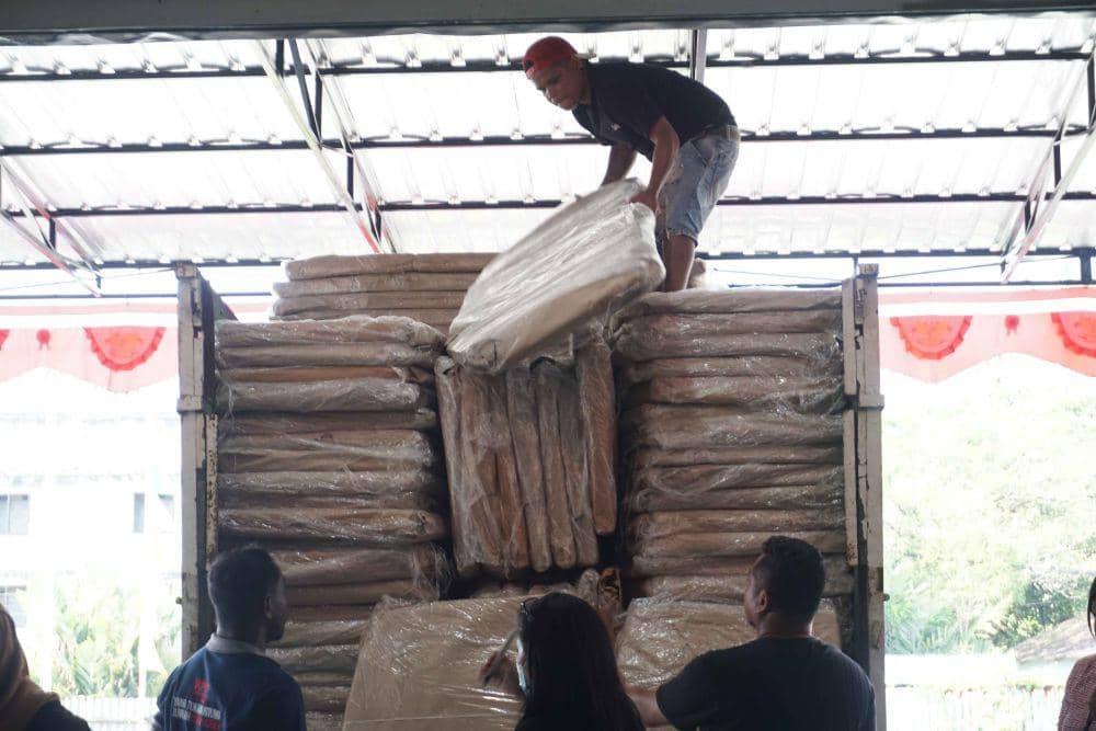 Proses pemindahan bilik suara dari truk ke dalam gudang Kantor KPU Mimika, Rabu (25/10/2023).  (IDN Times/Endy Langobelen)