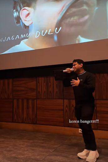 potret Fadil Jaidi konferensi pers lagu baru (instagram.com/fadiljaidi)