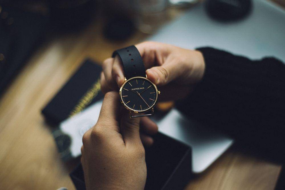 ilustrasi seseorang memegang jam tangan (unsplash.com/Hunters Race)