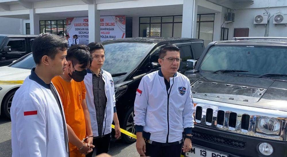 Pihak kepolisian bersama tersangka Ari saat memperlihatkan kendaraan-kendaraan yang disita (IDN Times/ Fanny Rizano)
