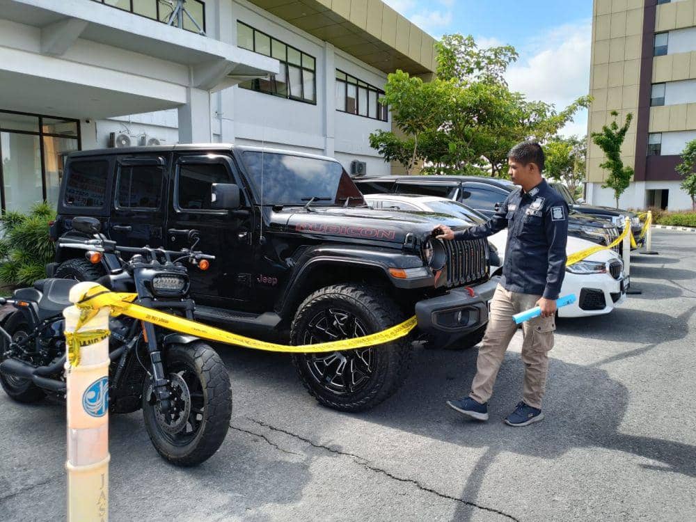 Sejumlah kendaraan mewah milik tersangka Ari yang disita pihak kepolisian (IDN Times/ Fanny Rizano)